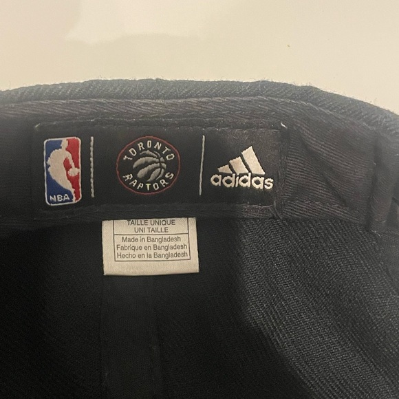 2/50 🎶 TORONTO RAPTORS gold adidas cap - Picture 3 of 5